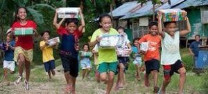 世界の恵まれない環境で生きる子どもたちに、クリスマスプレゼント クリスマスシューBOX